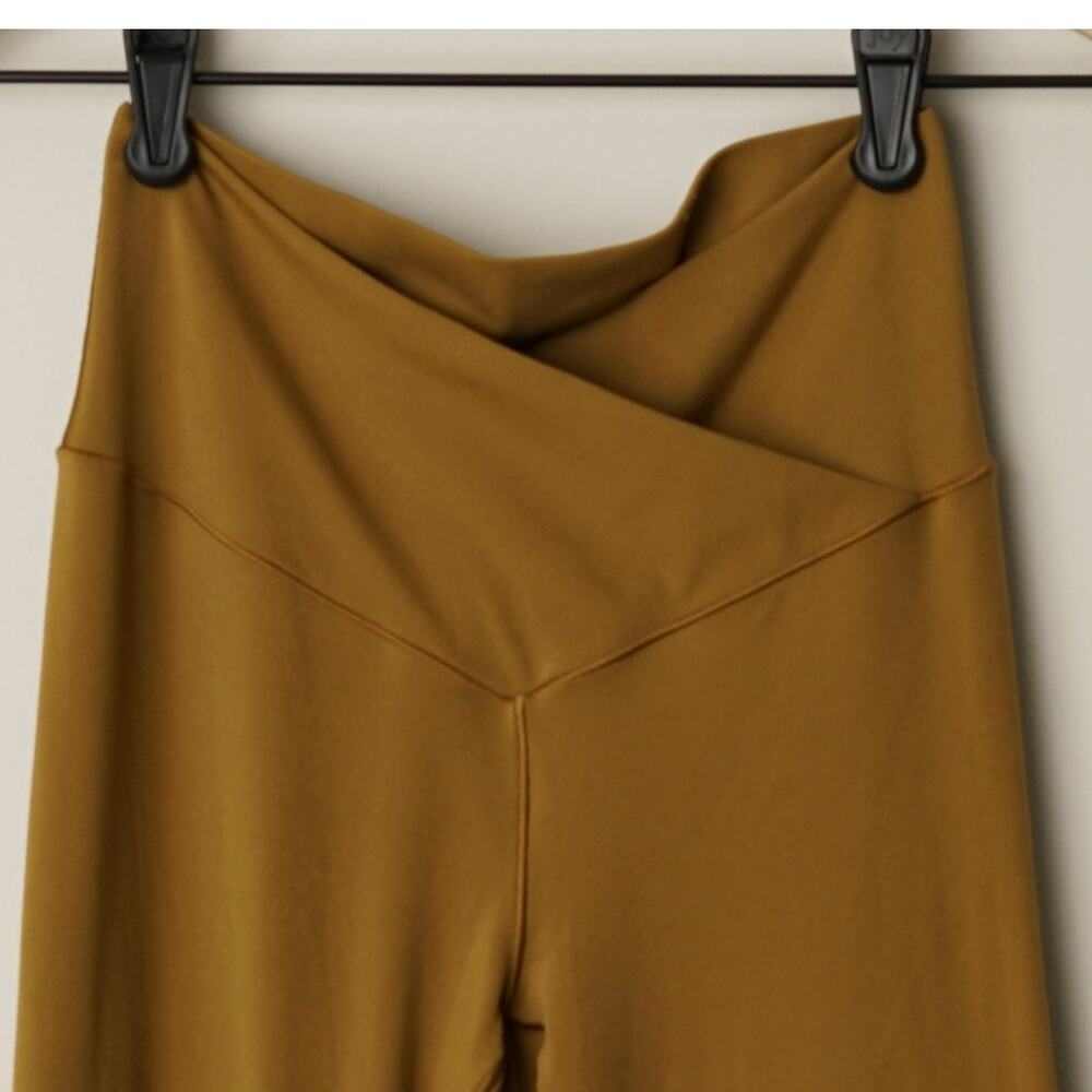Offline by Aerie Real Me Flare Hi-Rise Short Inseam Crossover Flares Golden EUC - Picture 4 of 7